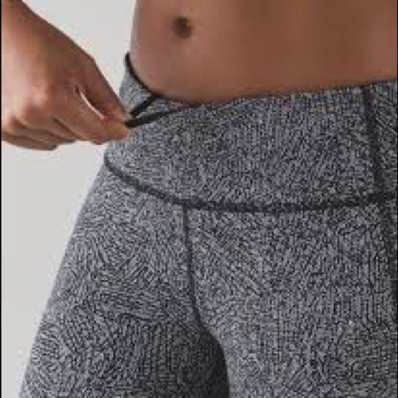 Lululemon Pace Rival Crop (19")
Line Up White Black / Black Sz 4 - Picture 5 of 11